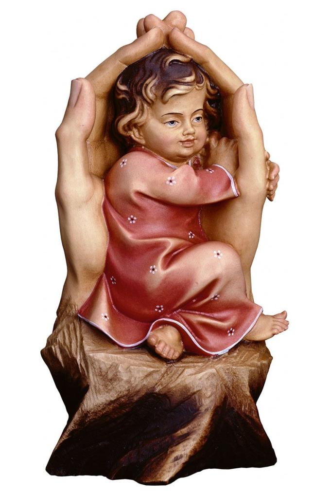 schützende hände holzfigur kind geborgenheit