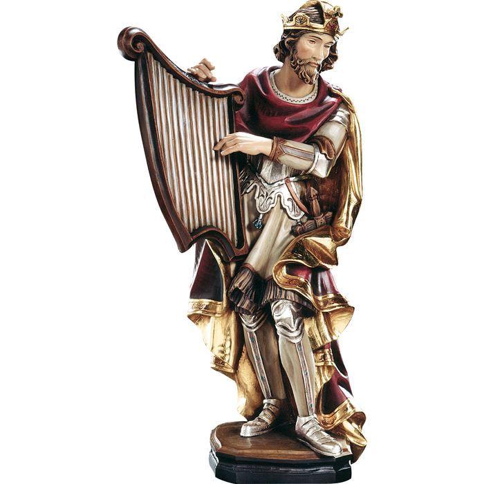 Eine farbig bemalte Holzfigur eines gekrönten Mannes, der eine Harfe spielt