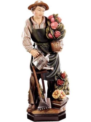gaertner aus holz mit blumen und giesskanne traditionell geschnitzt