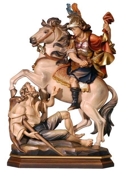 Historische Holzfigur mit einem berittenen Soldaten auf einem Pferd und einer am Boden sitzenden Figur