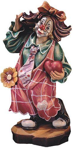 Bemalte Figur eines Clowns mit roter Nase, Hut, großem Lächeln, Blume und Herz in den Händen