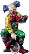Eine bunte Clownfigur auf einem Einrad
