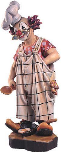 Figur eines Clowns mit großer Kochmütze, kariertem Overall und Holzlöffel