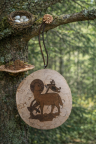 Hölzernes Ornament im Waldbereich